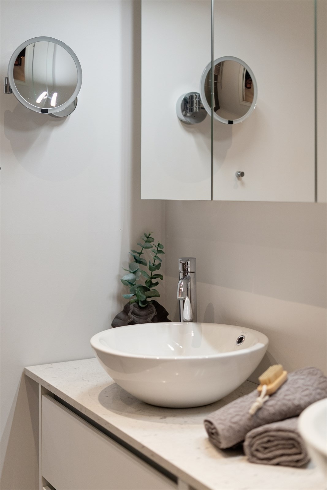 Når vaskemaskinen ble flyttet ga det ekstra god plass til to servanter og god oppbevaringsplass i skuffene under benk Galleribilde