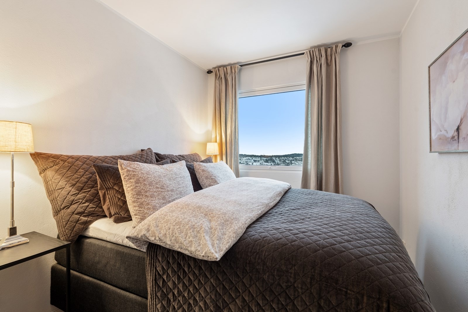 Gjesterommet kan møbleres med dobbeltseng på tvers av rommet som her eller et mindre soveromsmøbel på langs - hva er ditt behov? Galleribilde