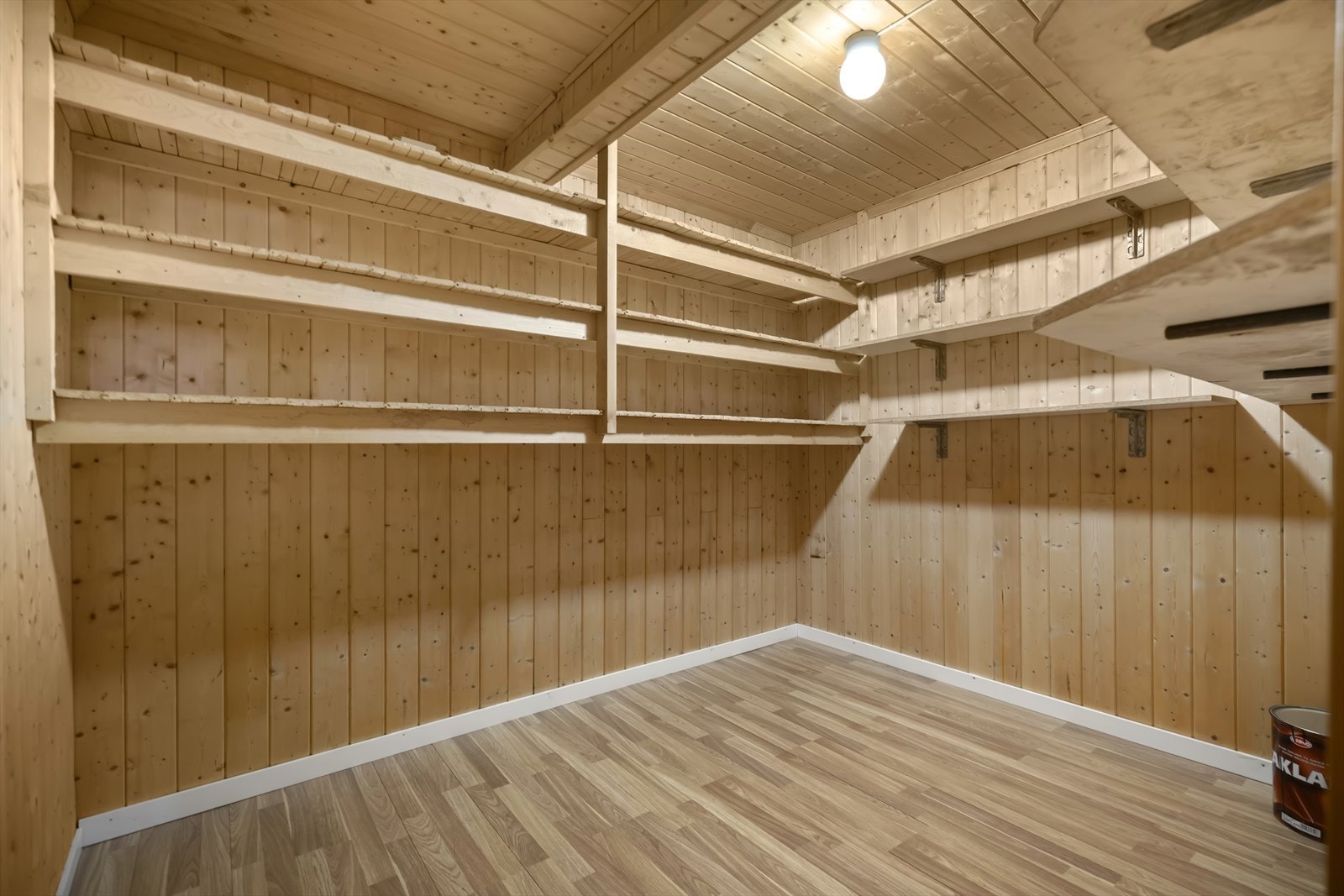 Kjellerbod 2- fastmonterte hyller, rikelig med oppbevaring. Galleribilde