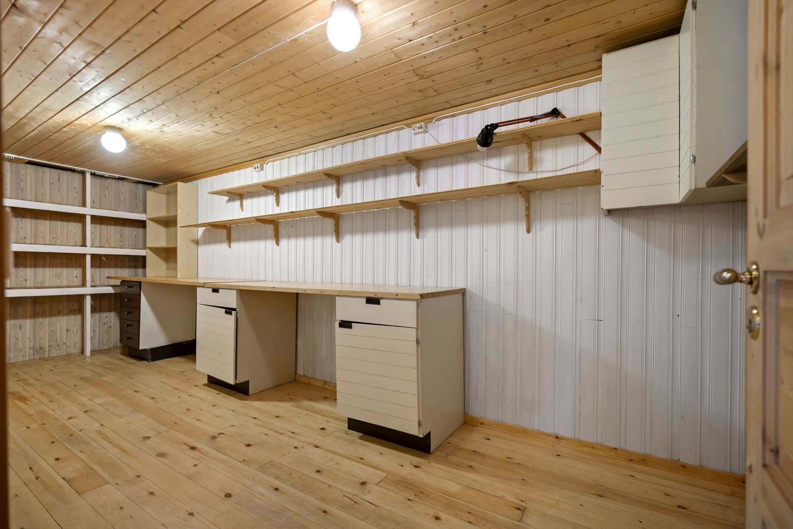 Kjellerbod 1- Fastmonterte hyller/ overskap og underskap, god plass til oppbevaring. Galleribilde