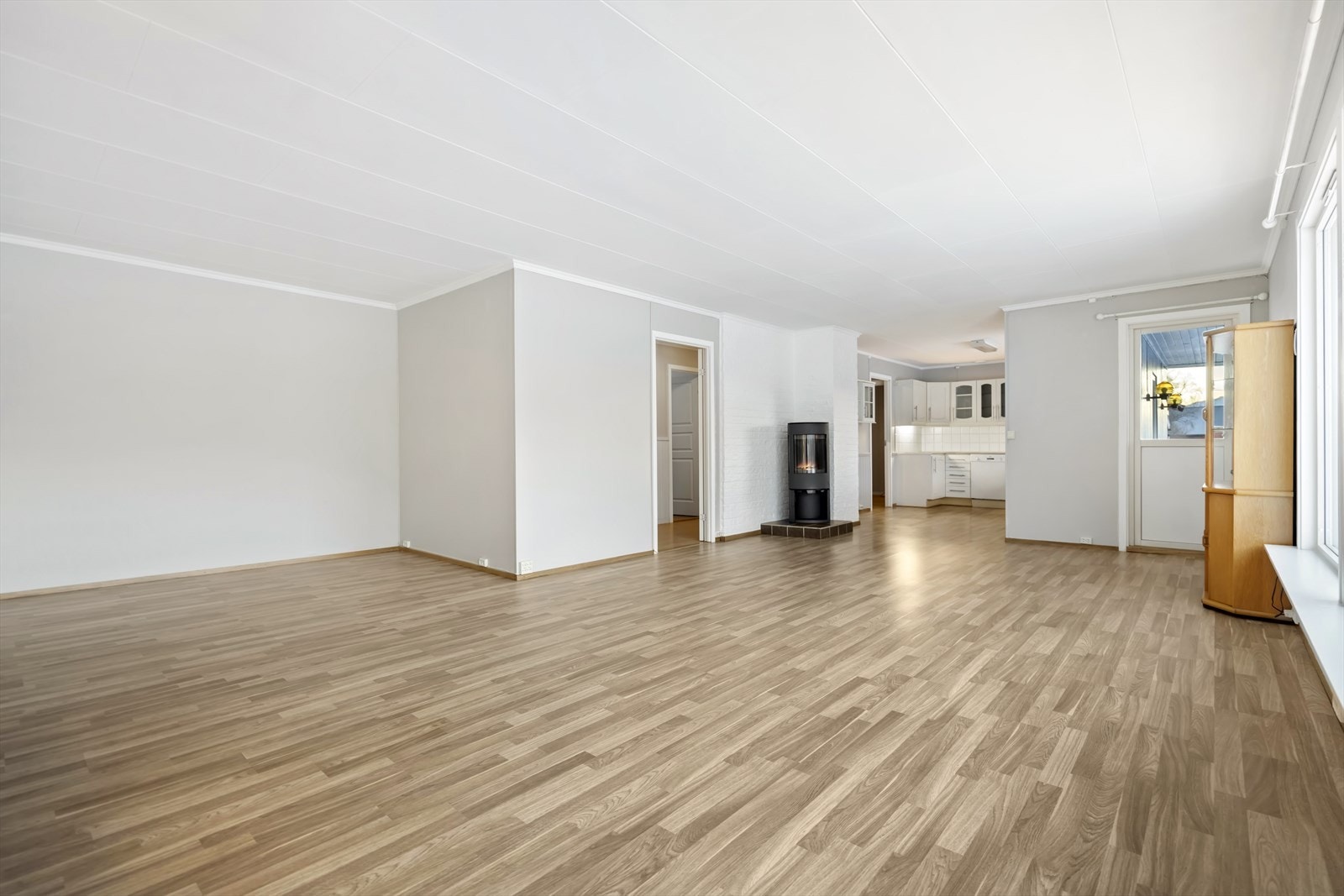 Boligen har en innbydende åpen løsning mellom stue og kjøkken som gir en romslig og lys atmosfære. Galleribilde