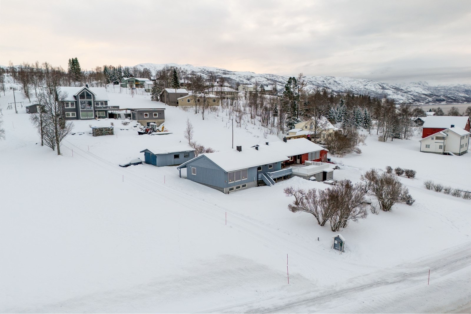 Vertikaldelt enebolig beliggende ca. 1 km. nord for Bjerkvik sentrum. Galleribilde
