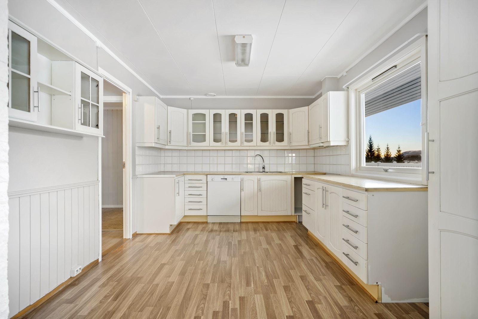 Romlig kjøkken med rikelig benkeplass og smart oppbevaring. Galleribilde