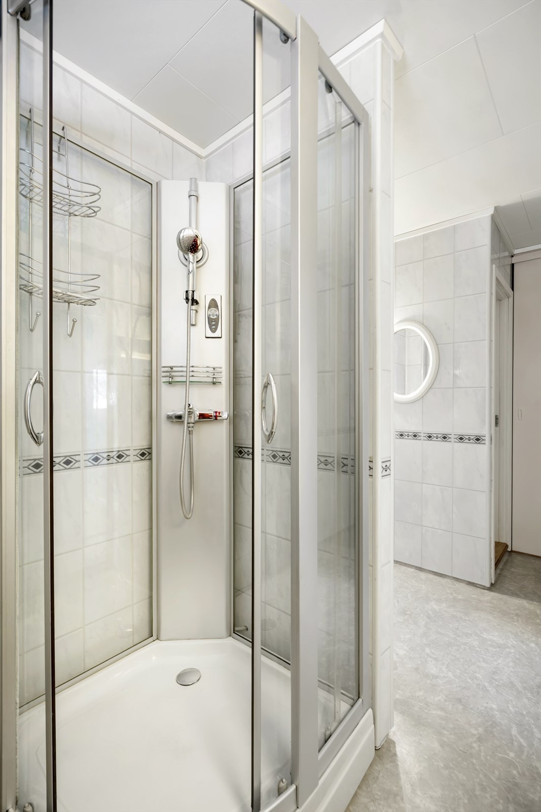 Bad 1 etg. - Badet har vinylbelegg på gulv og baderomsplater på vegger. Galleribilde