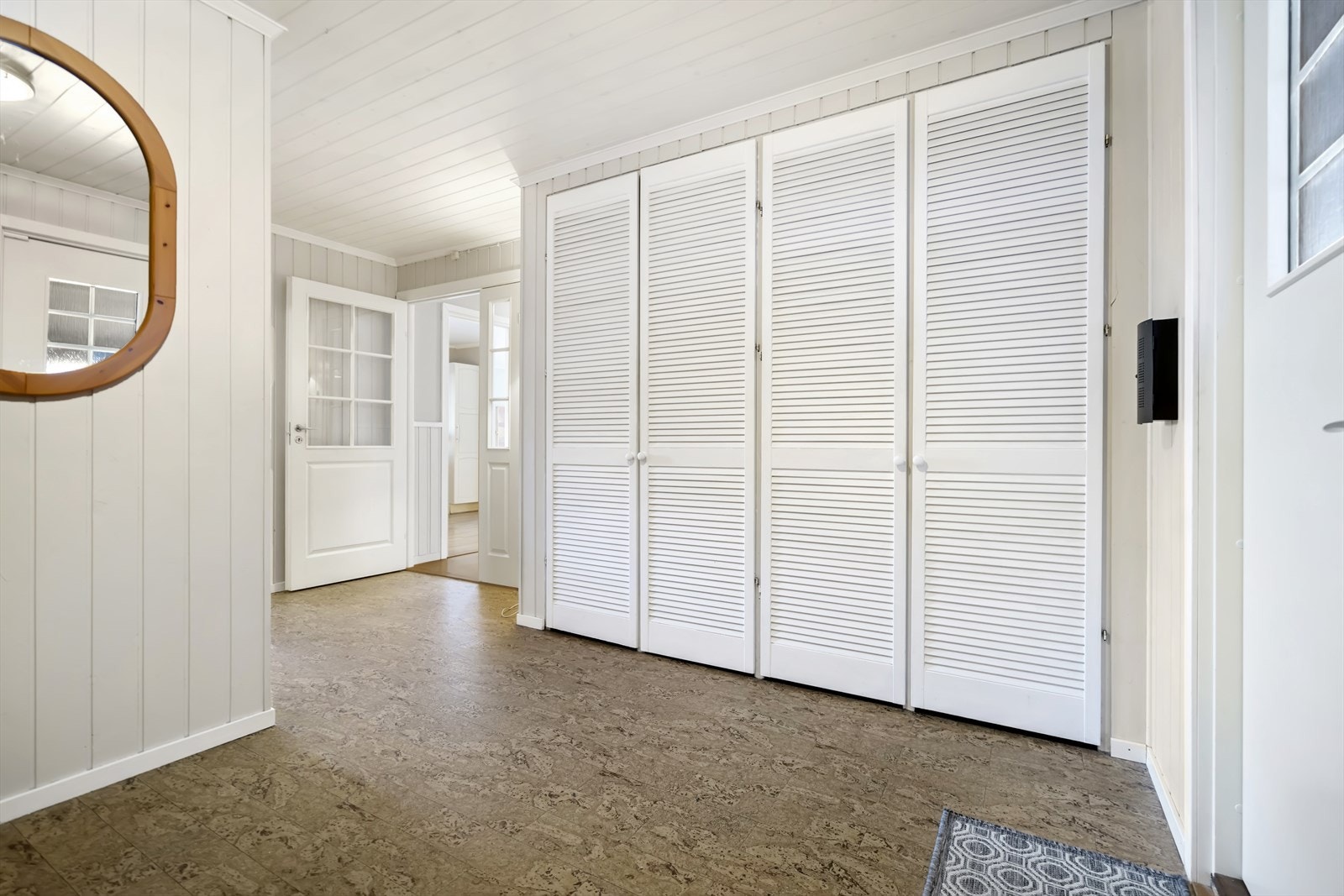 Velkommen inn! Stor gang med plassbygget garderobe som gir godt med oppbevaring for ytterklær. Galleribilde