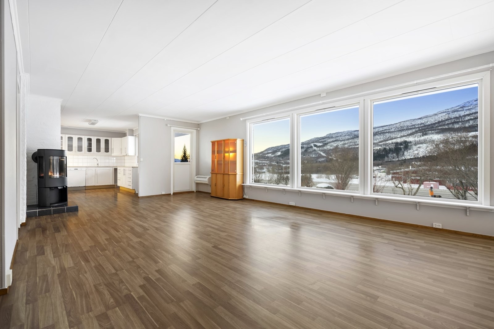 Vedfyring gir rommet en lun og innbydende atmosfære på kalde dager. Utgang til veranda fra stue. Galleribilde