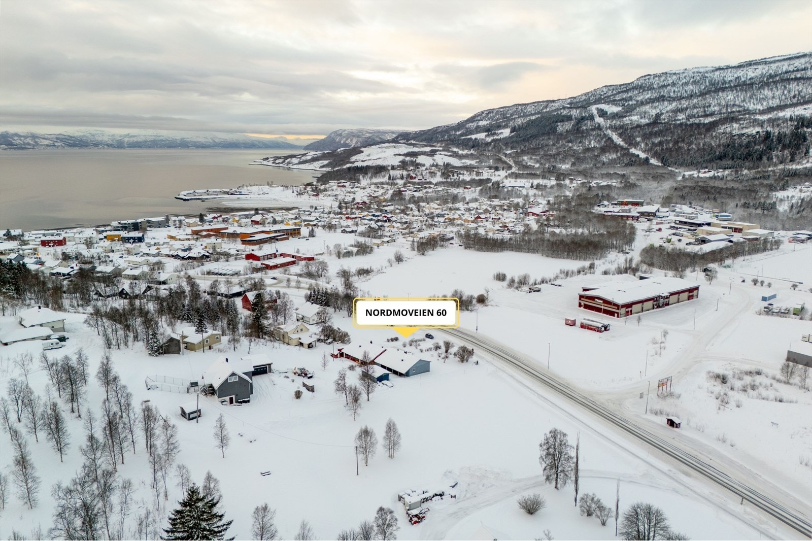 Kort avstand til sentrum, skole, barnehage, idrettsarena og flotte turområder. Galleribilde