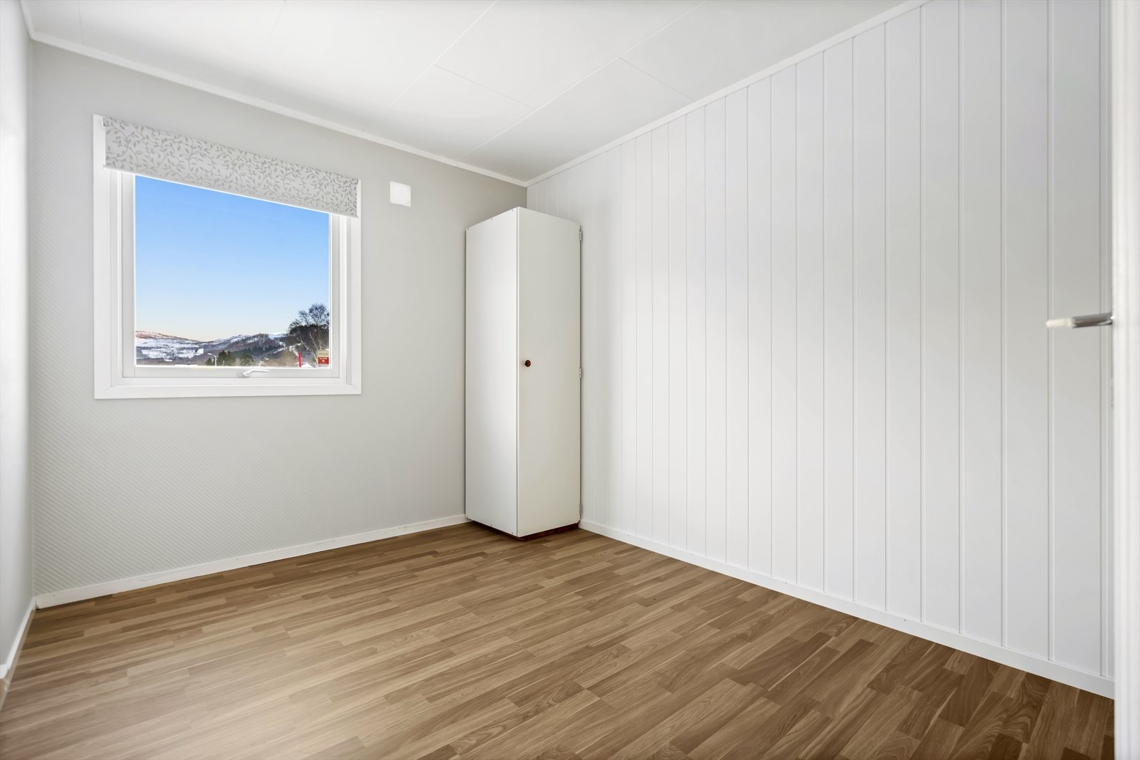 Soverom 3- Direkte adkomst fra bad. Garderobeskap for oppbevaring Galleribilde