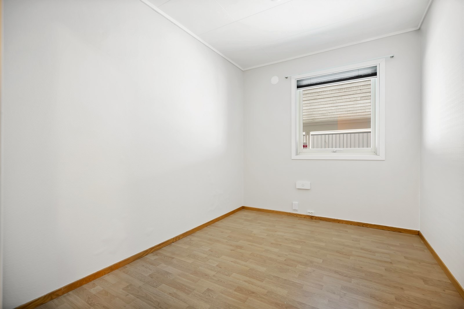 Soverom 1- Lyst og fint med plass for seng og oppbevaring. Galleribilde