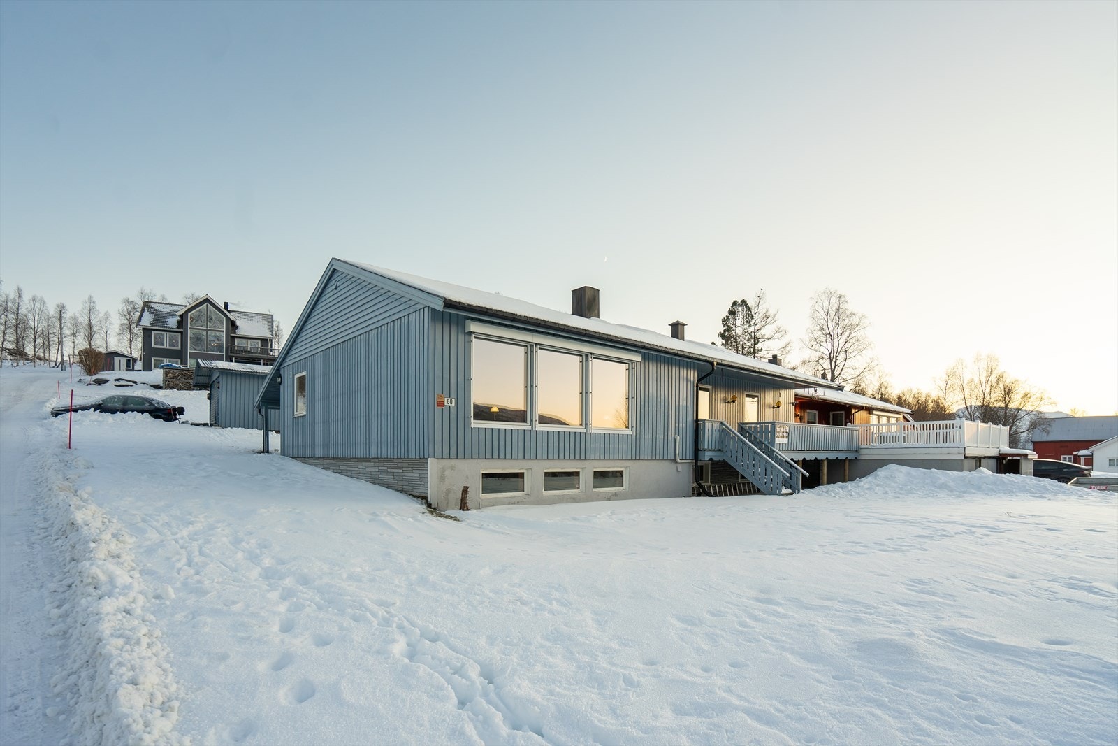 Tomten er opparbeidet med plen og prydbusker. Galleribilde