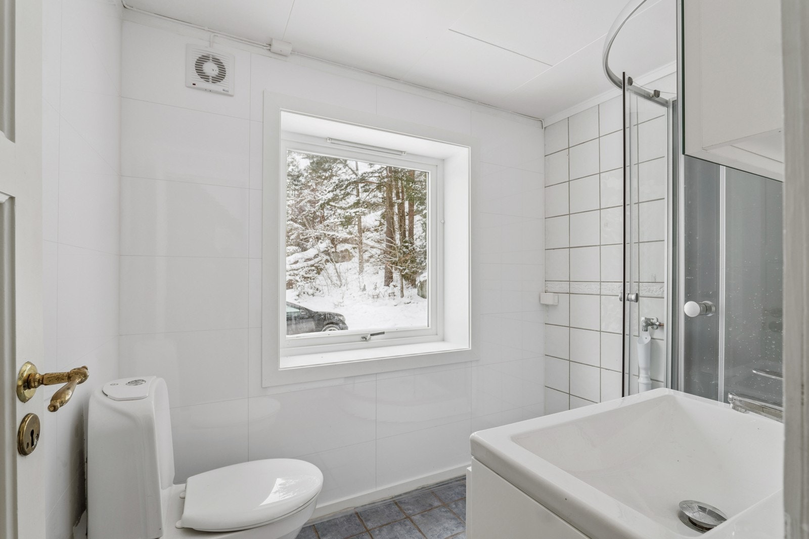 Flislagt bad med wc, servant m/innredning og dusj Galleribilde