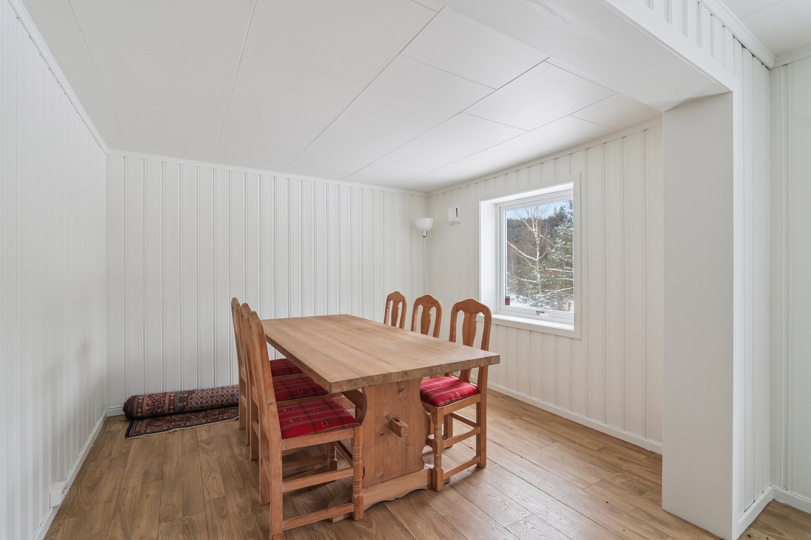 Stuen er inndelt i 2 soner med en egen spisestue Galleribilde