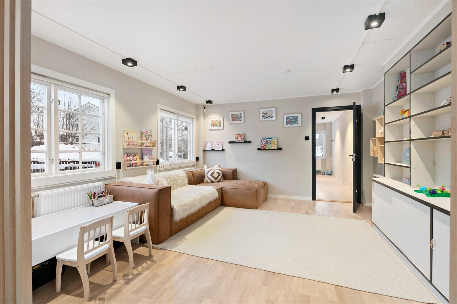 Inntil kjøkkenet finner man husets allrom, som benyttes som leke- og lekserom for husets minste beboere, mens det kokkeleres i naborommet. Galleribilde