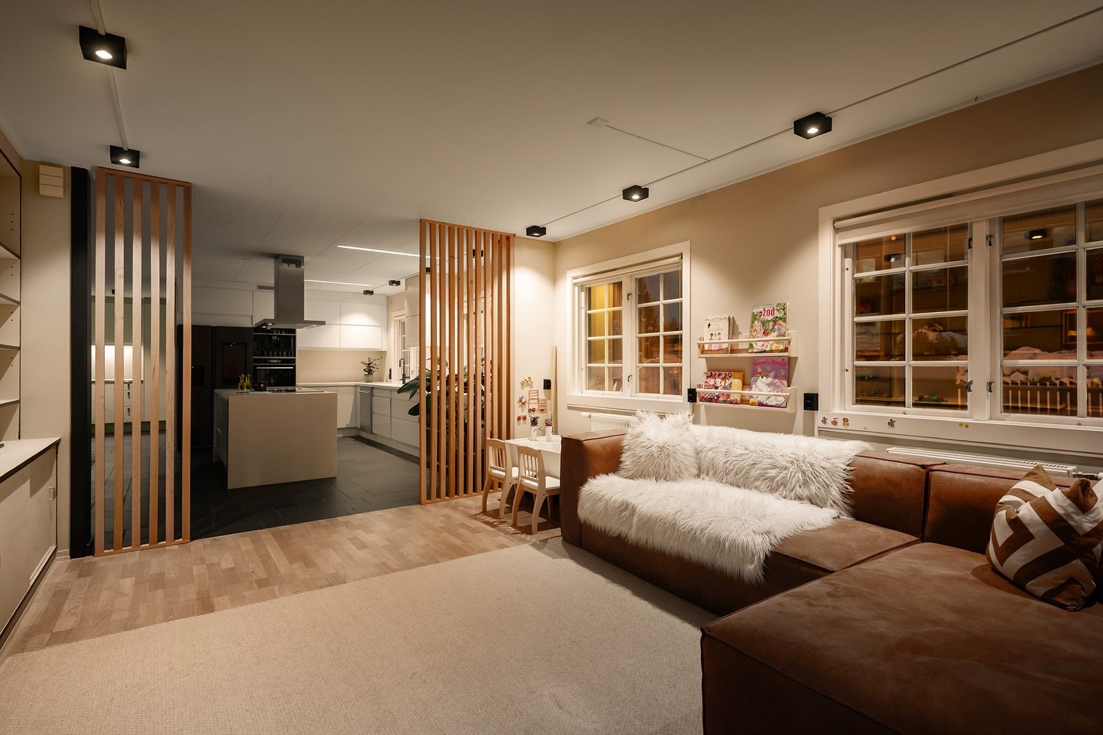 Flere rom i boligen er oppgraderte med ny belysning; noe som skaper en lun og fin atmosfære
. Galleribilde