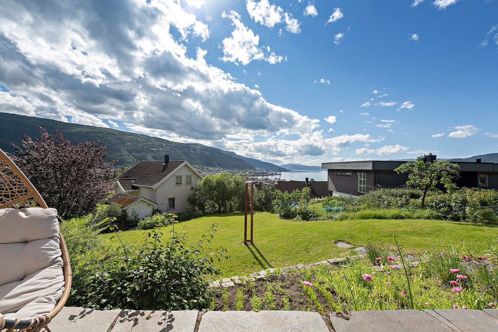 Her får man se utsikten og hagen sommertid. God solgang og godt lys til tomten. Galleribilde