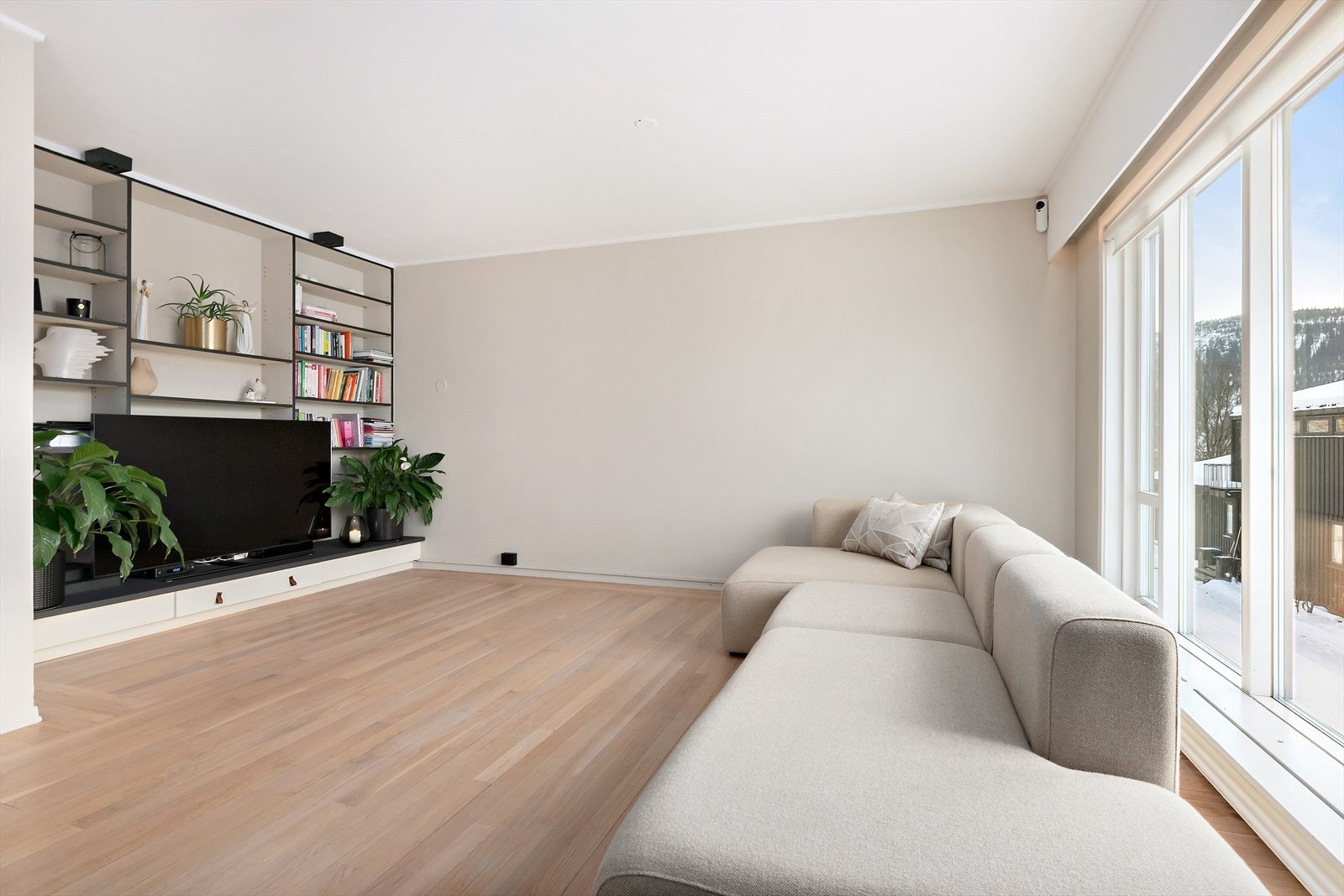 Legg merke til den flotte plassbebygde hyllen som er malt og satt i stand. Sammen med det originale gulvet som er pusset ned og lakkert utgjør dette en pen modernisering av rommet. Galleribilde