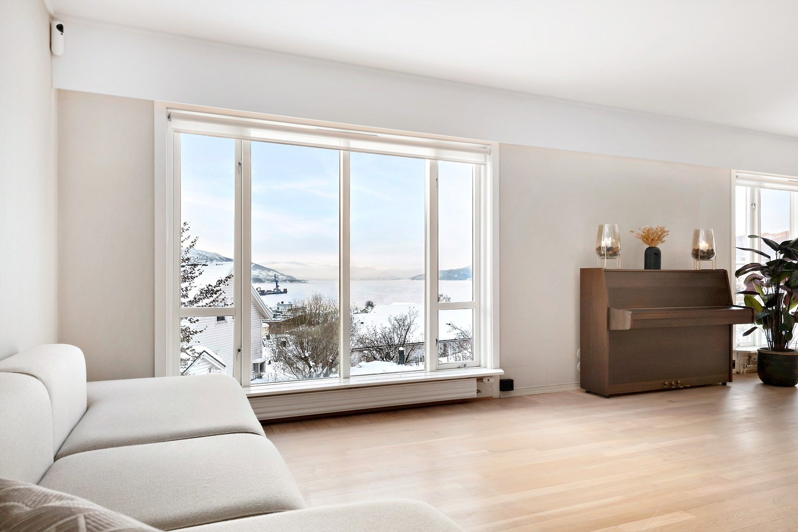 Eiendommen ligger tilbaketrukket plassert, men nydelig fjordutsikt. Galleribilde