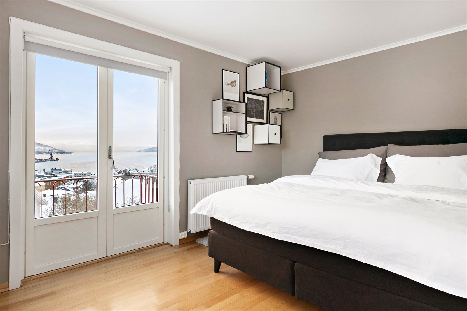 Det er fem soverom i 2.etasje. To av dem med utgang til luftebalkong med smijernsrekkeverk; rekkverket er en av detaljene som setter et spesielt flott preg på boligens fasade. Galleribilde