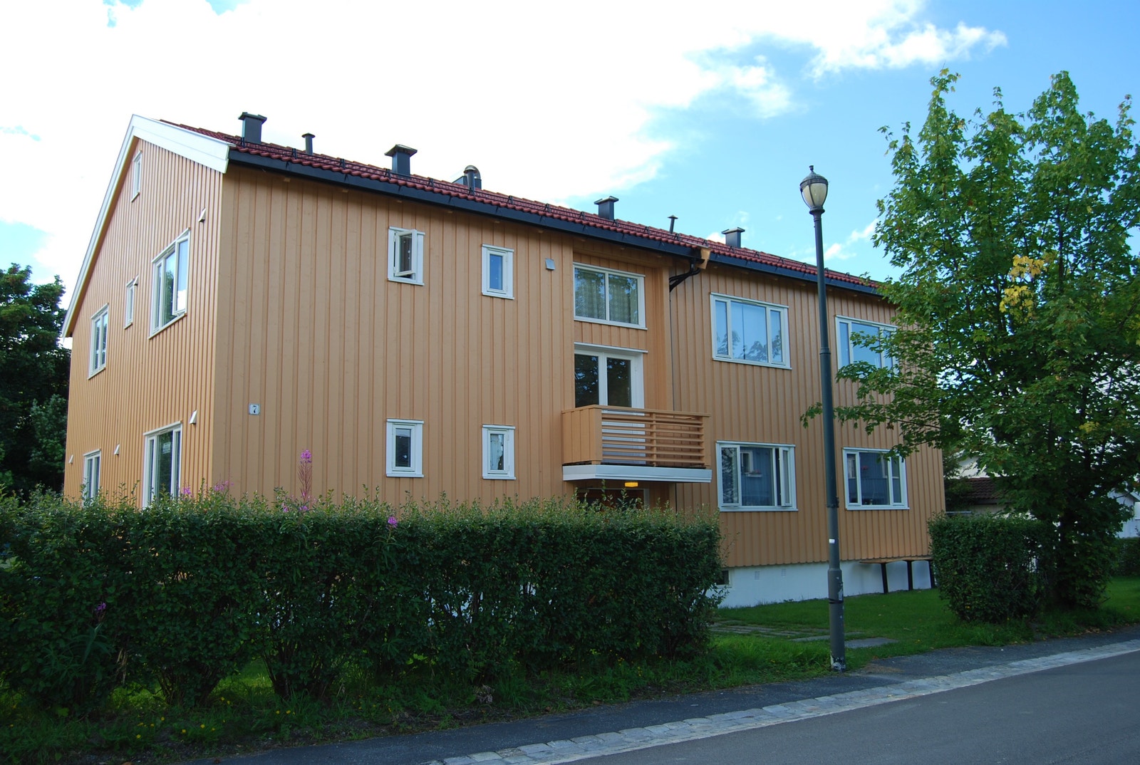 Byggets fasade ble rehabilitert i 2016. Eiendommen ligger i et etablert og hyggelig boligområde. Galleribilde