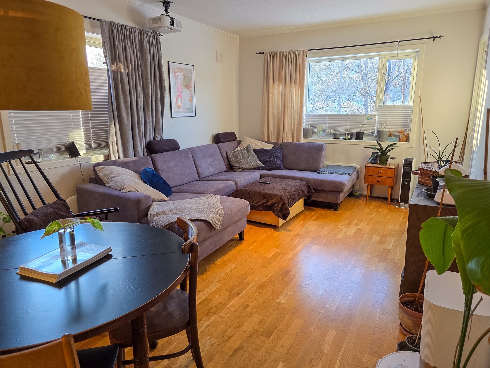 Stor og lys stue med plass til både sofagruppe og spisebord Galleribilde