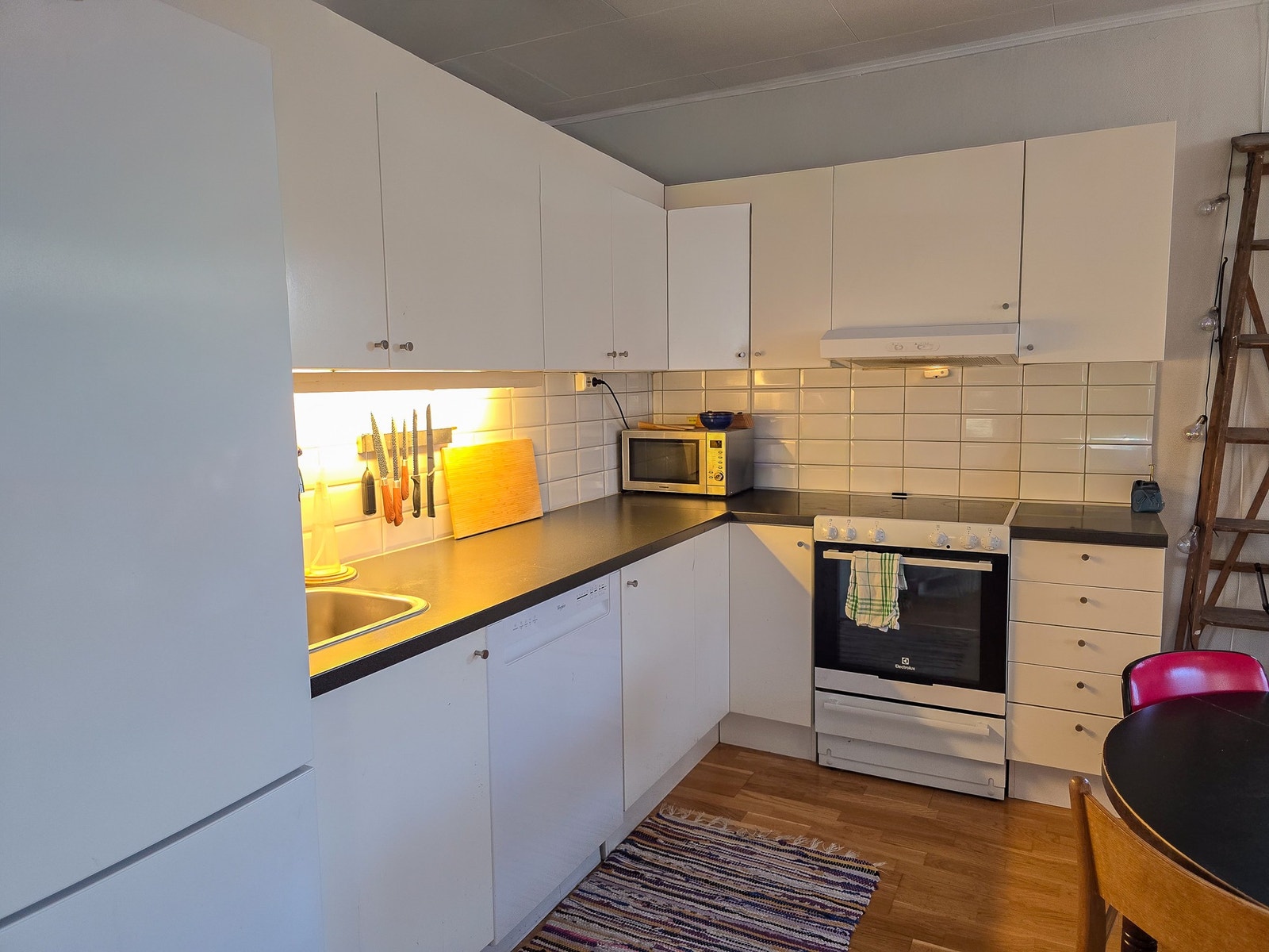 Kjøkken med hvitevarer Galleribilde