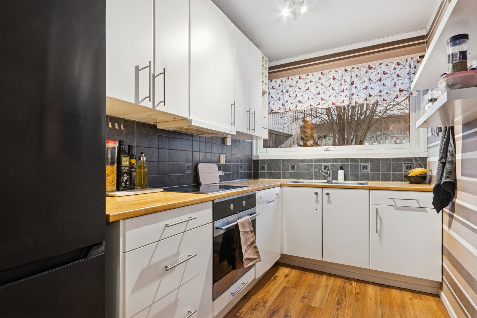 Lyst og praktisk kjøkken. Galleribilde