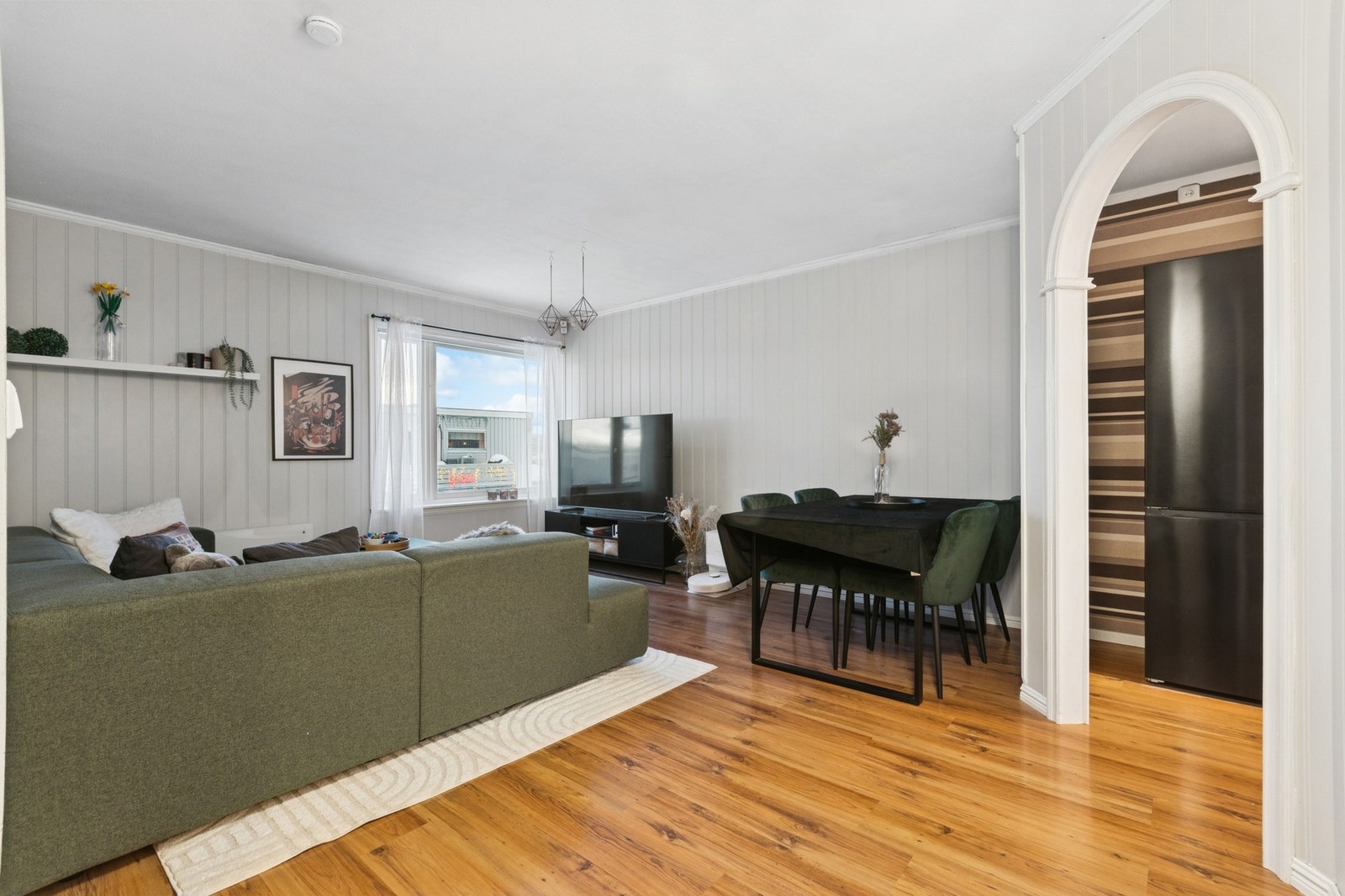 Stue med kjøkken i delvis åpen løsning. Galleribilde