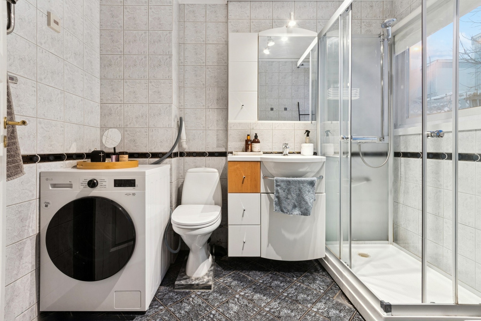 Flislagt bad med elektriske varmekabler. Galleribilde