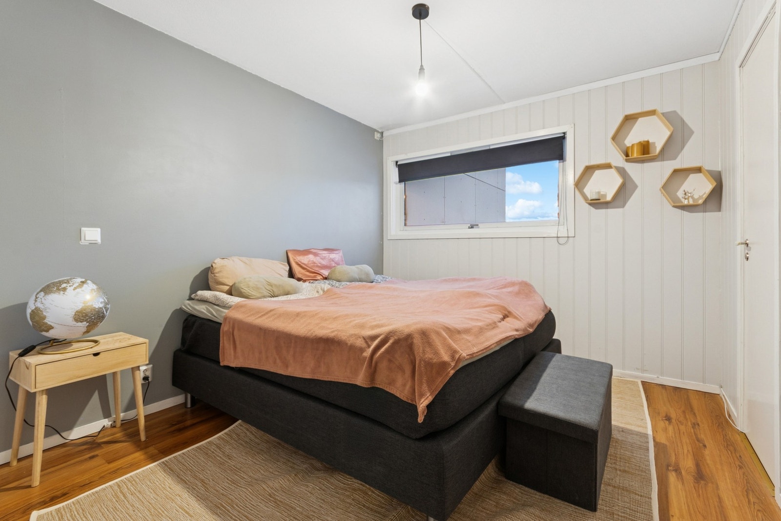 På hovedsoverommet er det garderobeskap og en praktisk bod. Galleribilde