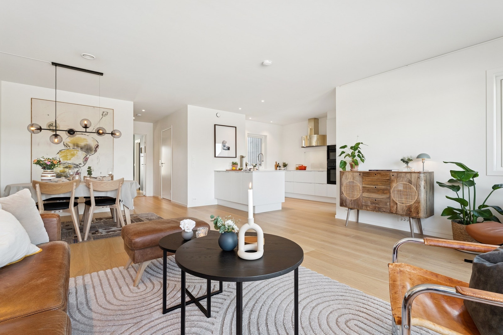 Boligens 2. etasje som er en sosial sone med åpen stue- og kjøkkenløsning. Galleribilde