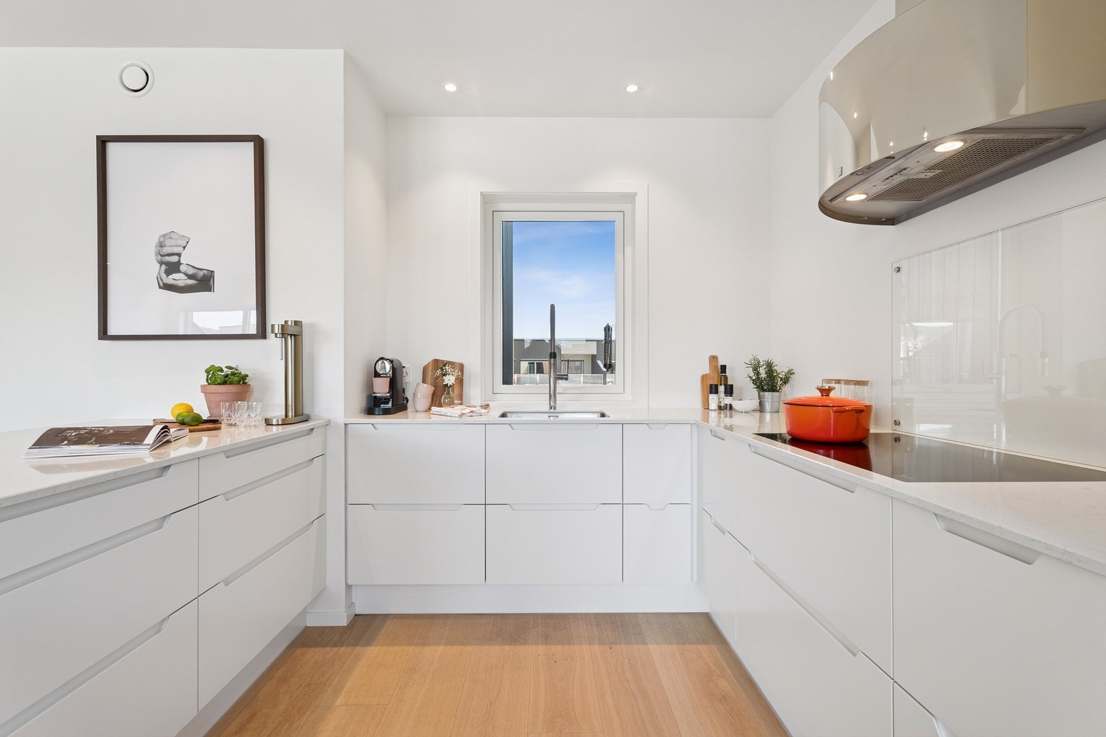 Et godt arbeidskjøkken med mye skap- og benkeplass og et tidløst design. Galleribilde