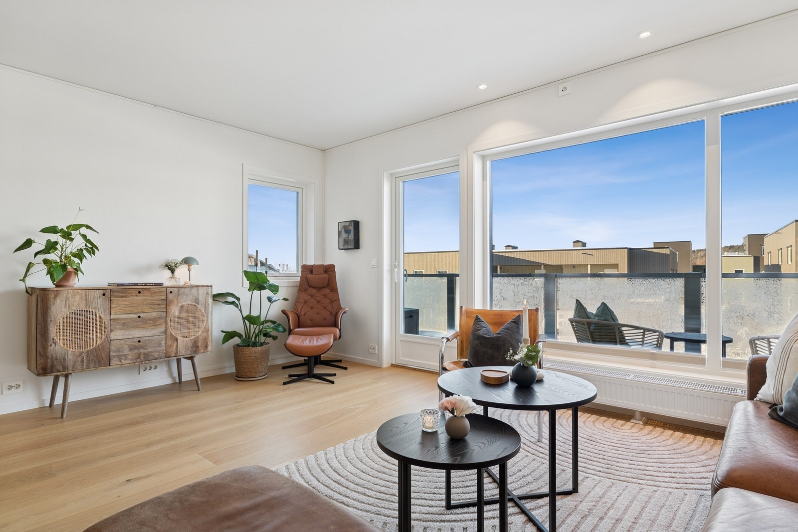 Boligen har hele 3 uteplasser fordelt på hver av etasjene. Uteplassene er vestvendt noe som gir gode solforhold. Galleribilde