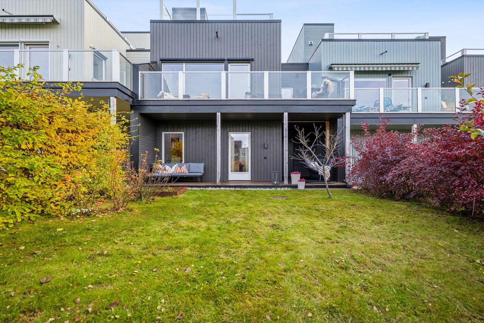 Pent opparbeidet hage med frodig beplantning. Den er beplantet med bl.a. epletre, plommetre, blåbærbusk og solbærbusk. Galleribilde