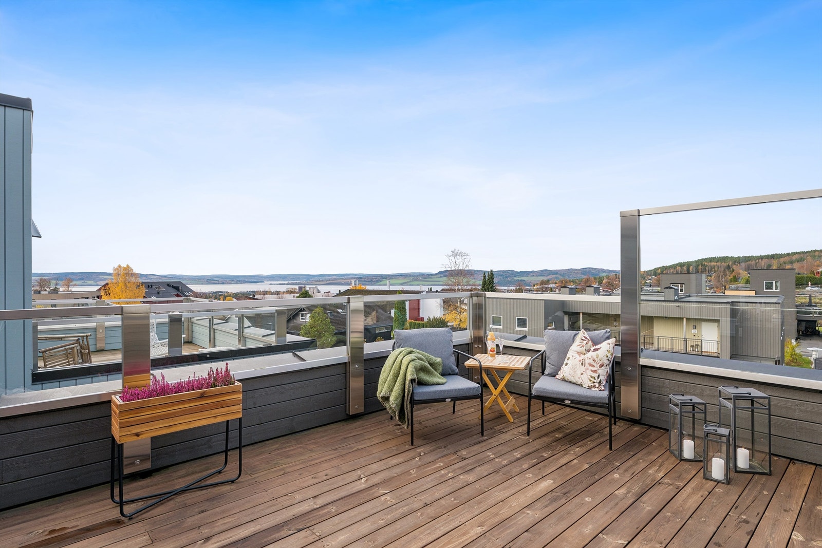 Takterrasse med jacuzzi, flott mjøsutsikt og gode solforhold! Her kan sommeren nytes uten forstyrrelser. Galleribilde