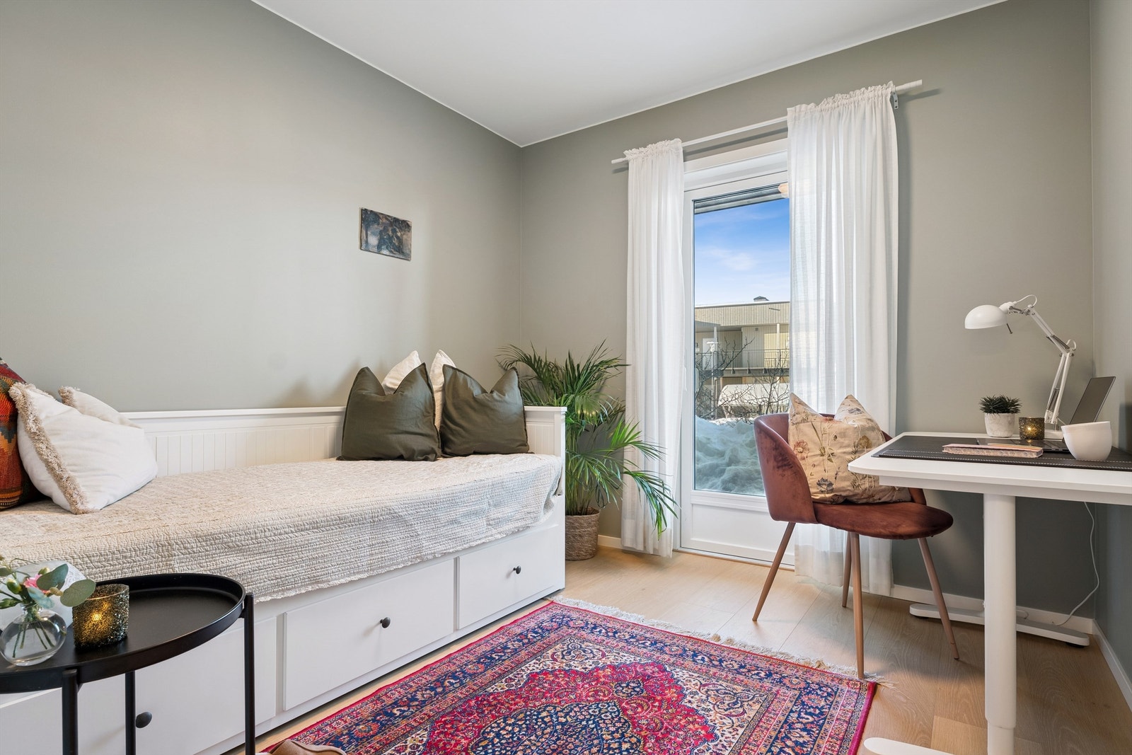 Soverom 3 i 1. etasje hvor man har utgang til terrasse og videre til hagen. Galleribilde