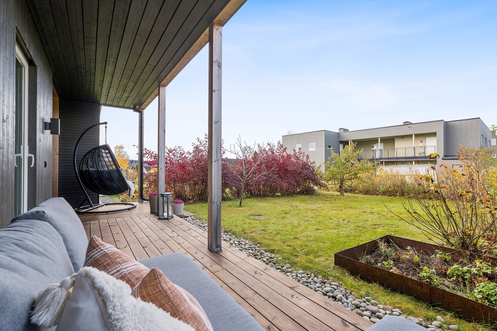 Overbygd terrasse på 20 kvm med sømløs overgang til hagen. Galleribilde