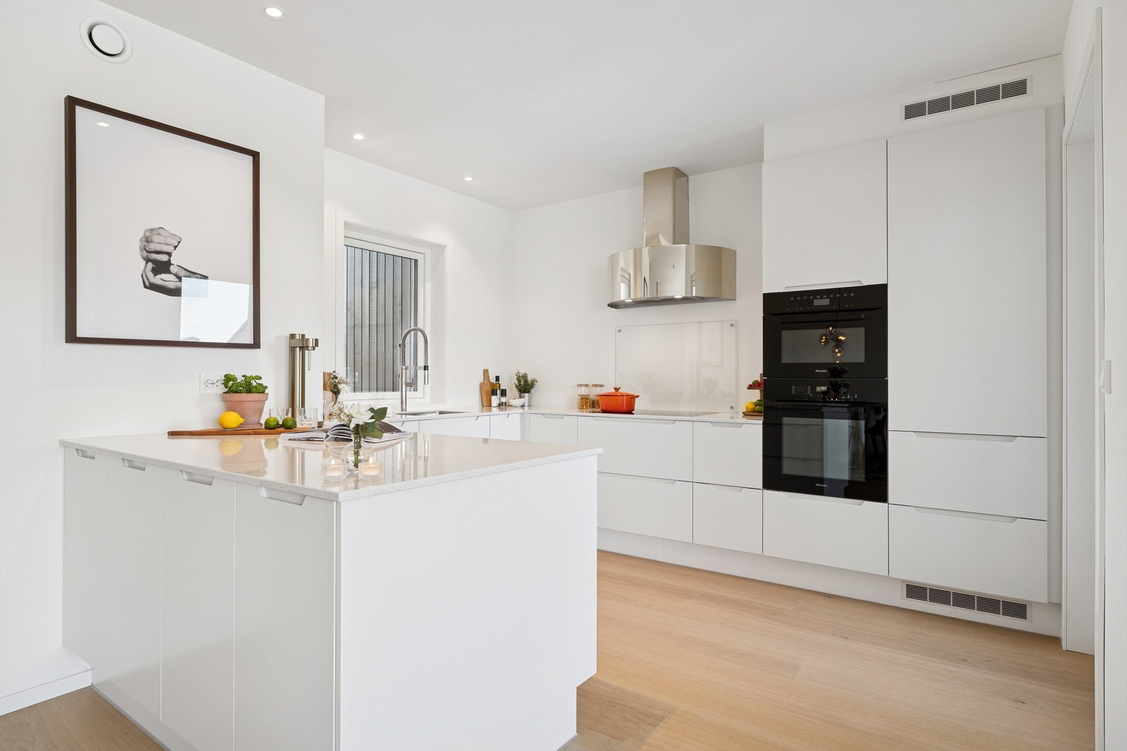 Kjøkkenet har integrerte hvitevarer, som alle medfølger i salget. Lekker kjøkkenhette fra Røroshetta i messing. Galleribilde