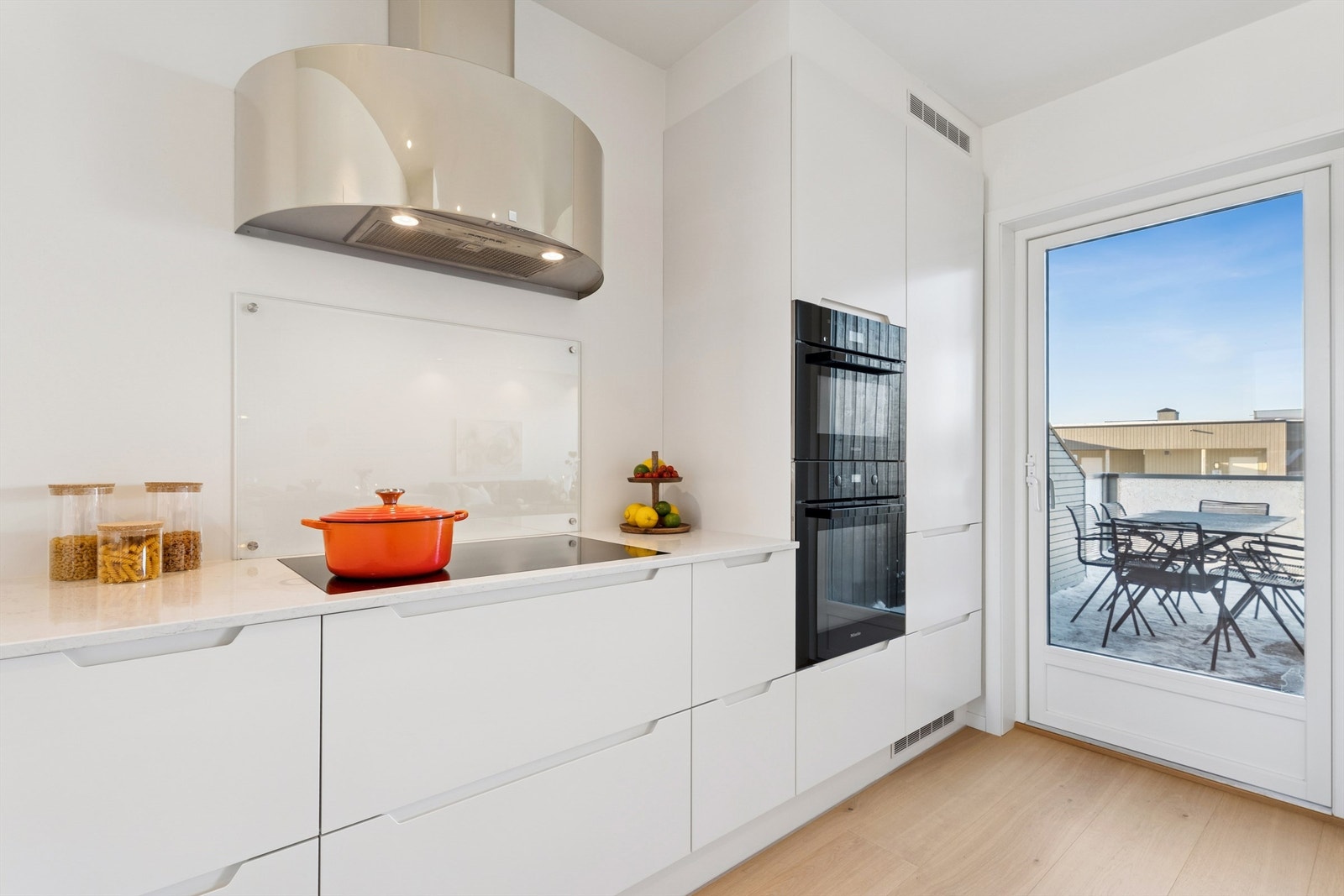 Det er utgang til balkongen både fra kjøkken og stue. Galleribilde