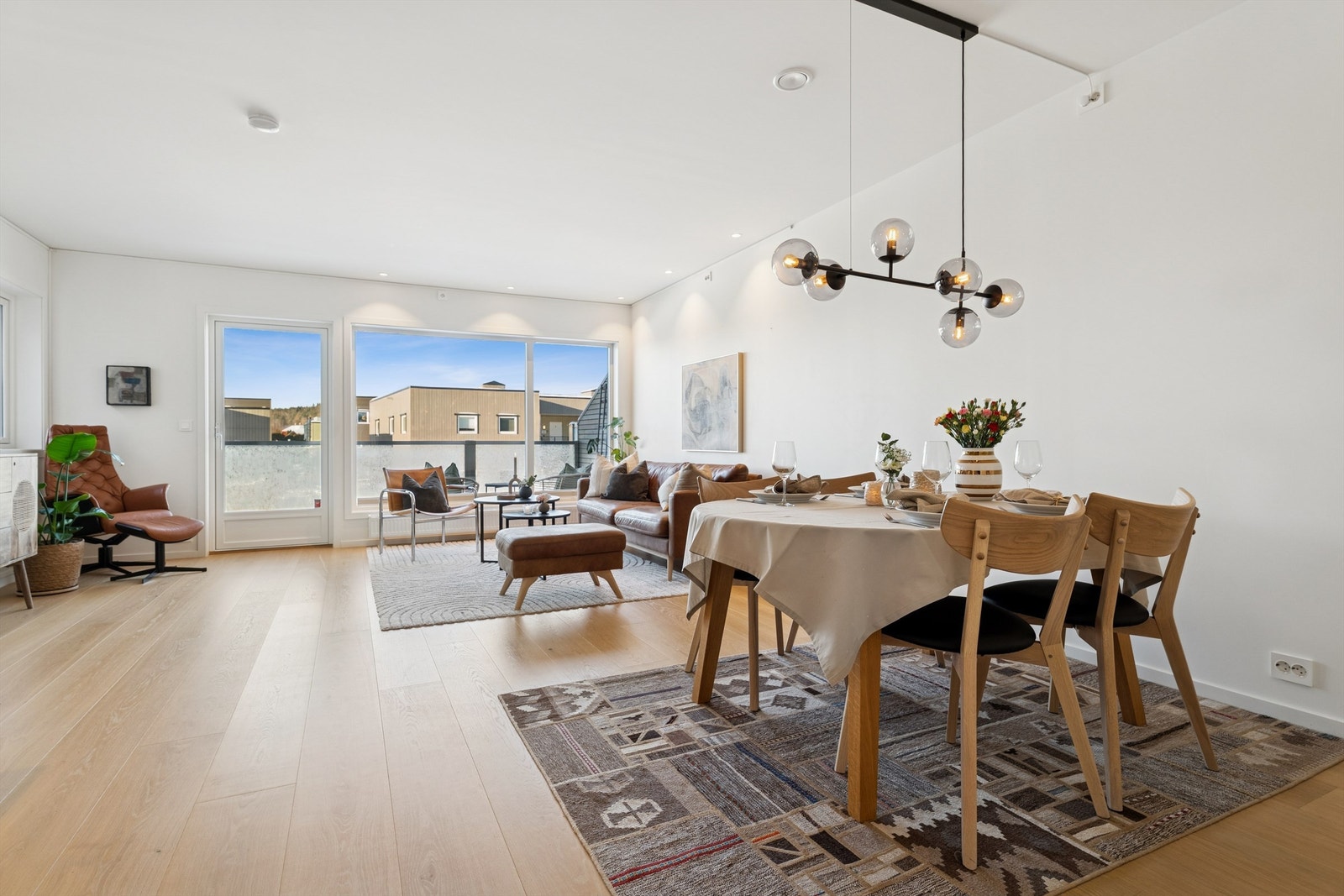 Stue i 2. etasje med gode lysforhold og plass til flere møbleringssoner. Galleribilde