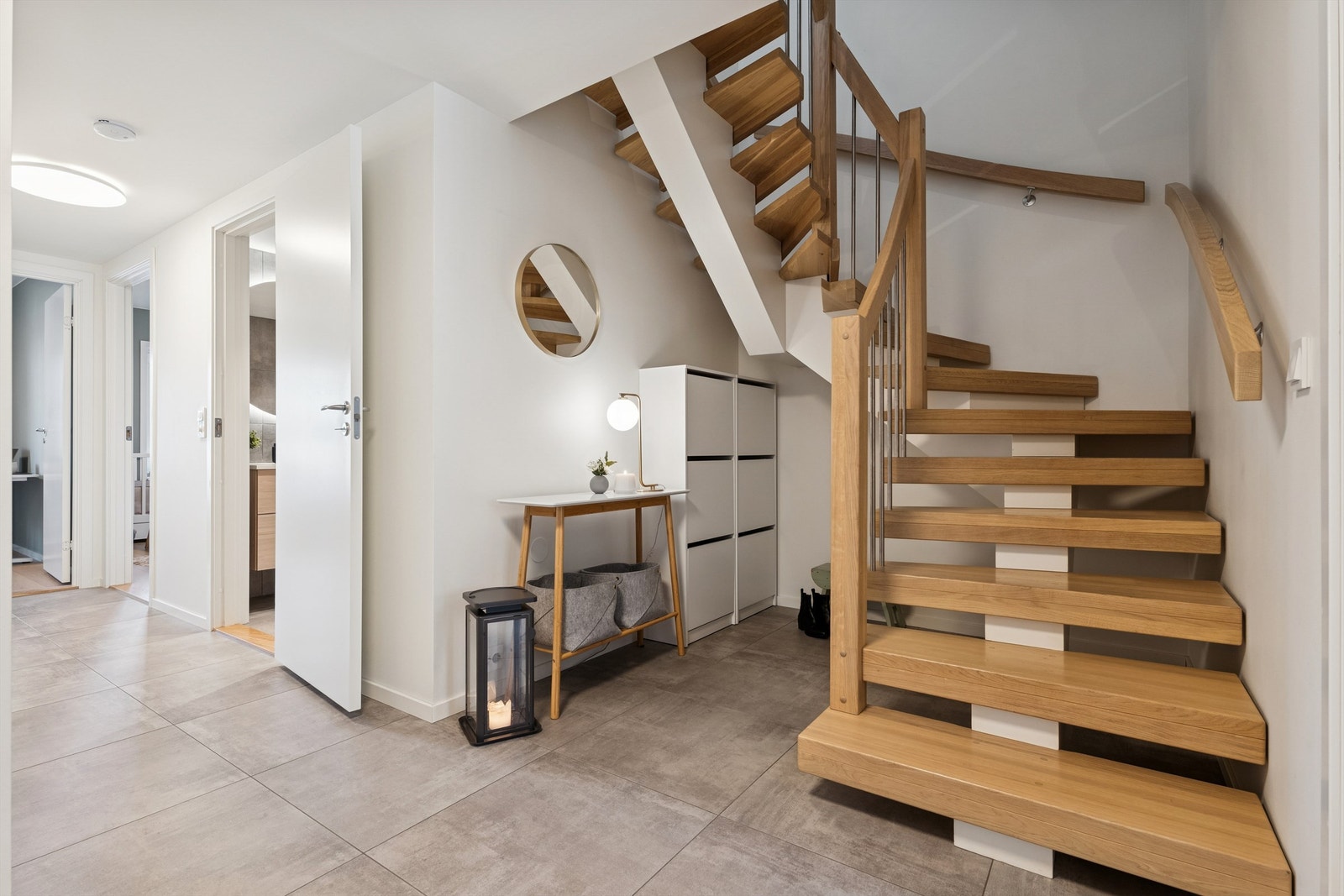 Boligen har en god rom- og soneinndeling hvor man i 1. etasje har 3 soverom, bad, vaskerom og bod. Galleribilde