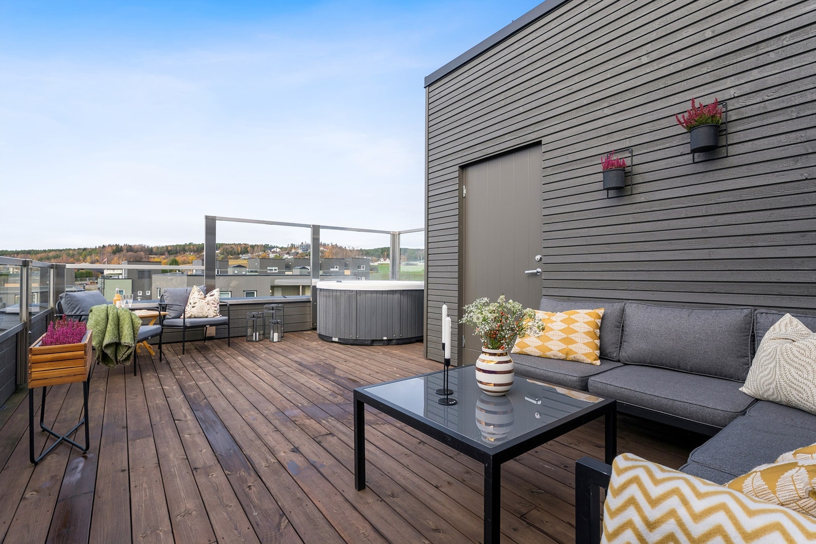 Stor takterrasse på 26 kvm med god plass til flere sittegrupper. Jacuzzi medfølger i salget. Adkomst til utvendig bod på 5 kvm. Galleribilde