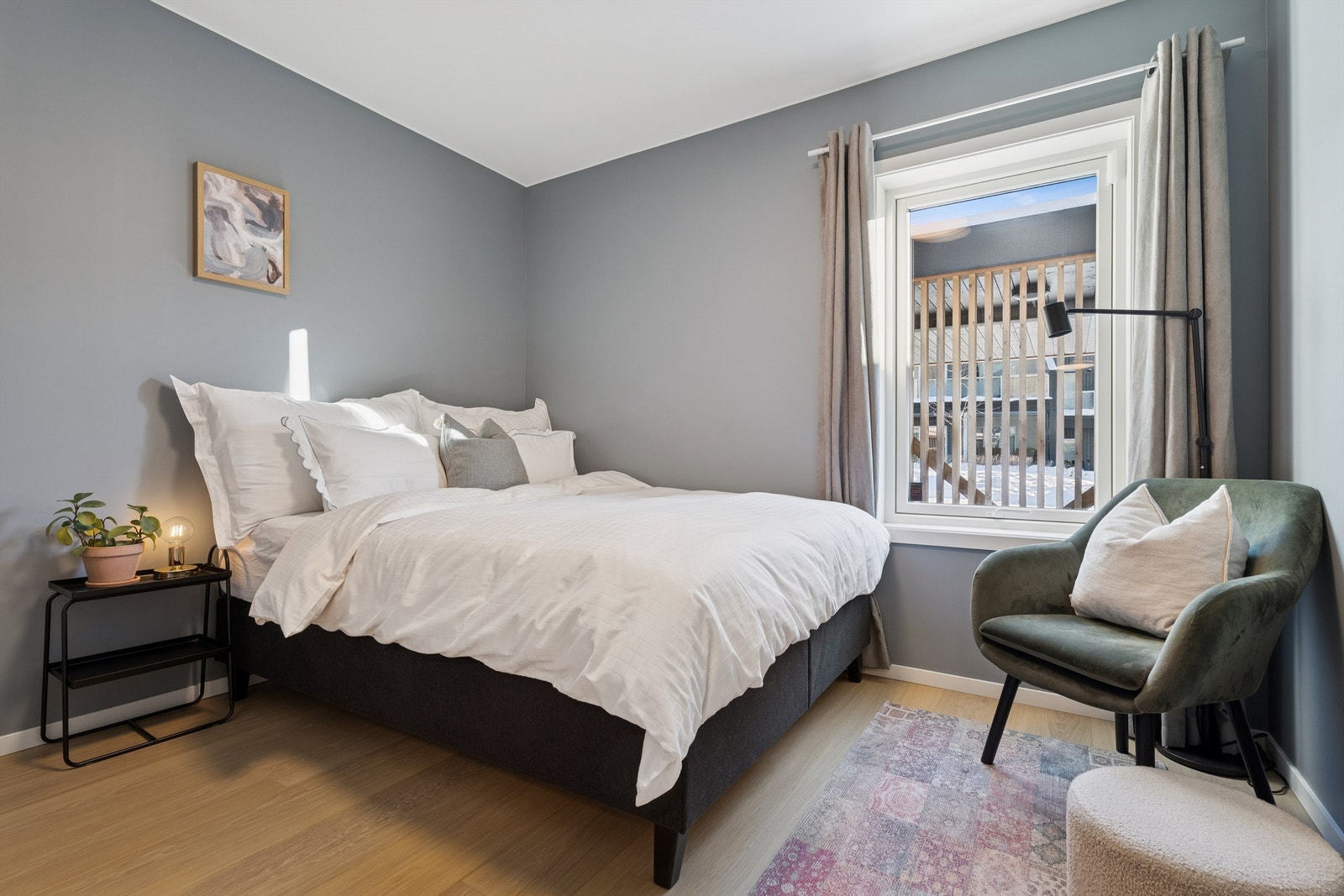 Soverommet har god plass til dobbeltseng og medfølgende garderobeskap. Galleribilde