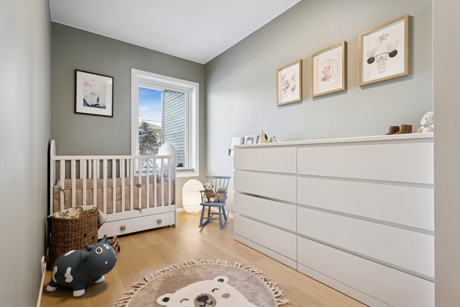 Soverom 2 i 1. etasje, her innredet som barnerom som det passer meget godt til. Galleribilde