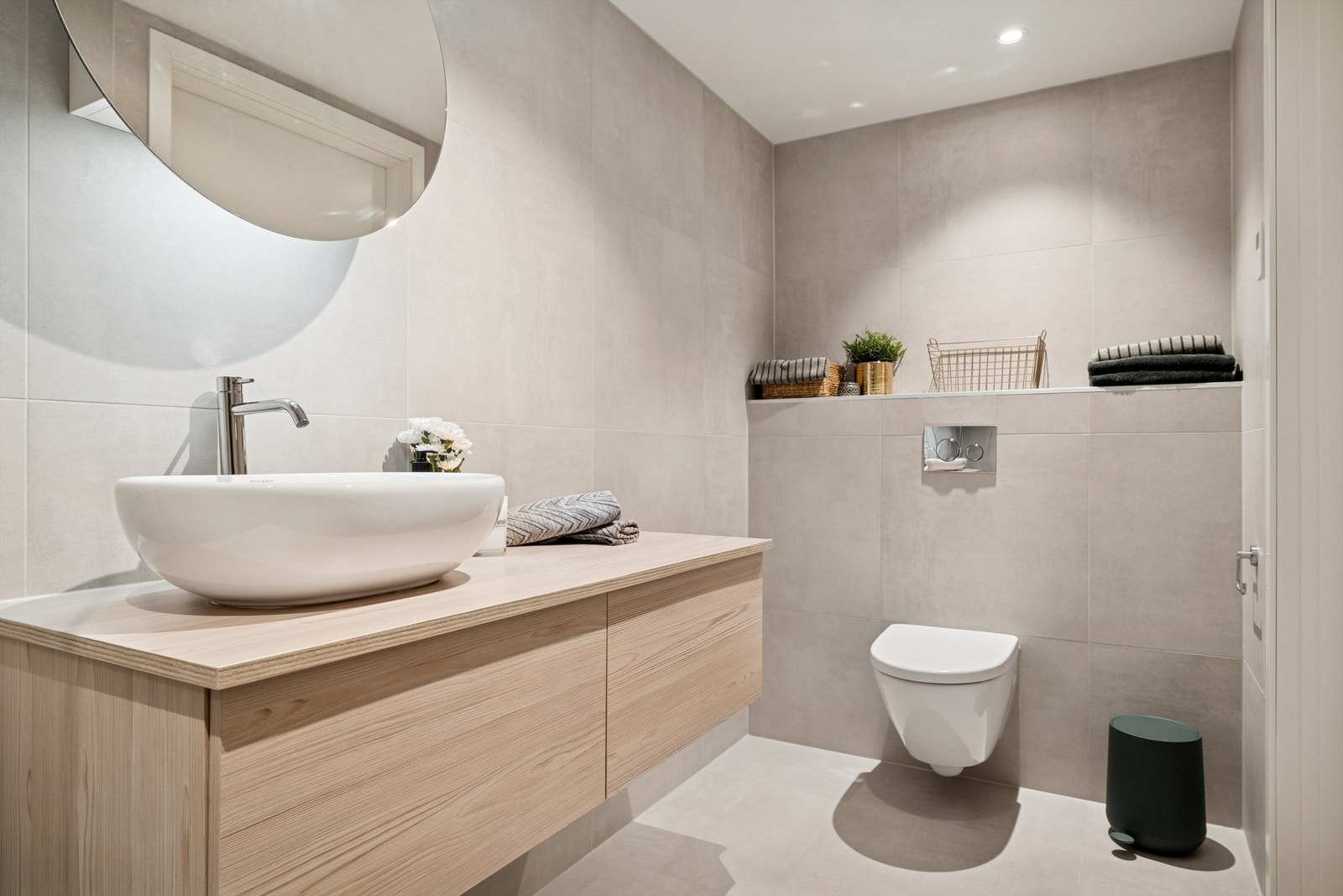 Rommet er innredet med store fliser og har vannbåren gulvvarme Galleribilde