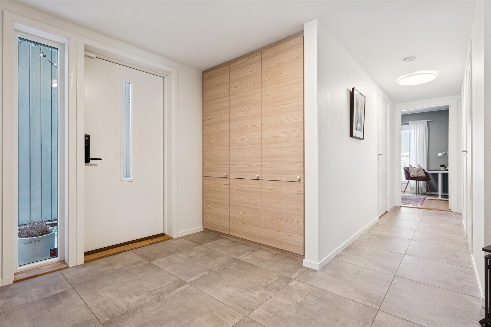 Entré/gang med flott garderobeskap og flislagt gulv. Hele 1. etasje har vannbåren gulvvarme. Galleribilde