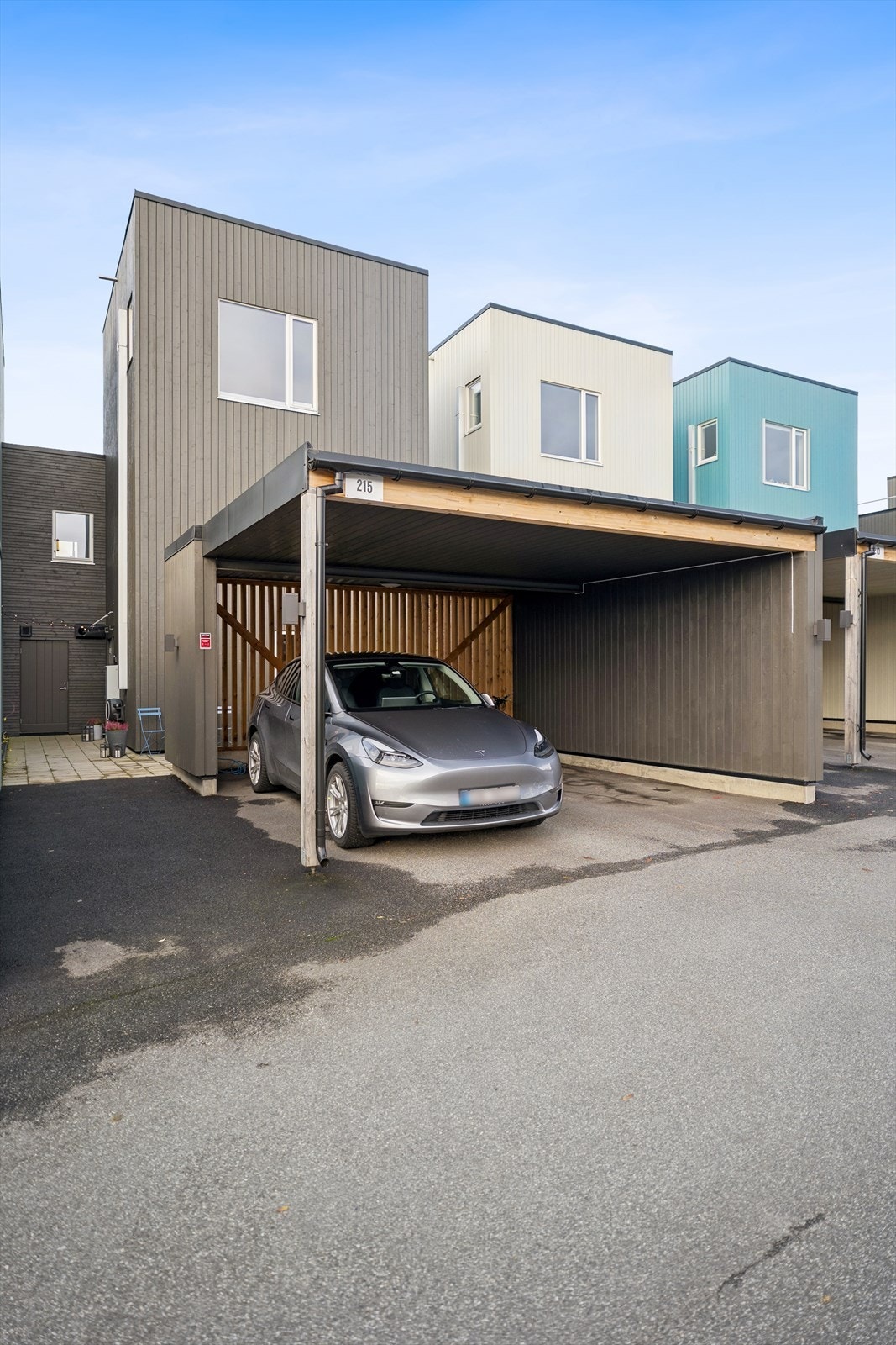 Carport med plass til to biler, samt opplegg for elbillader. Galleribilde