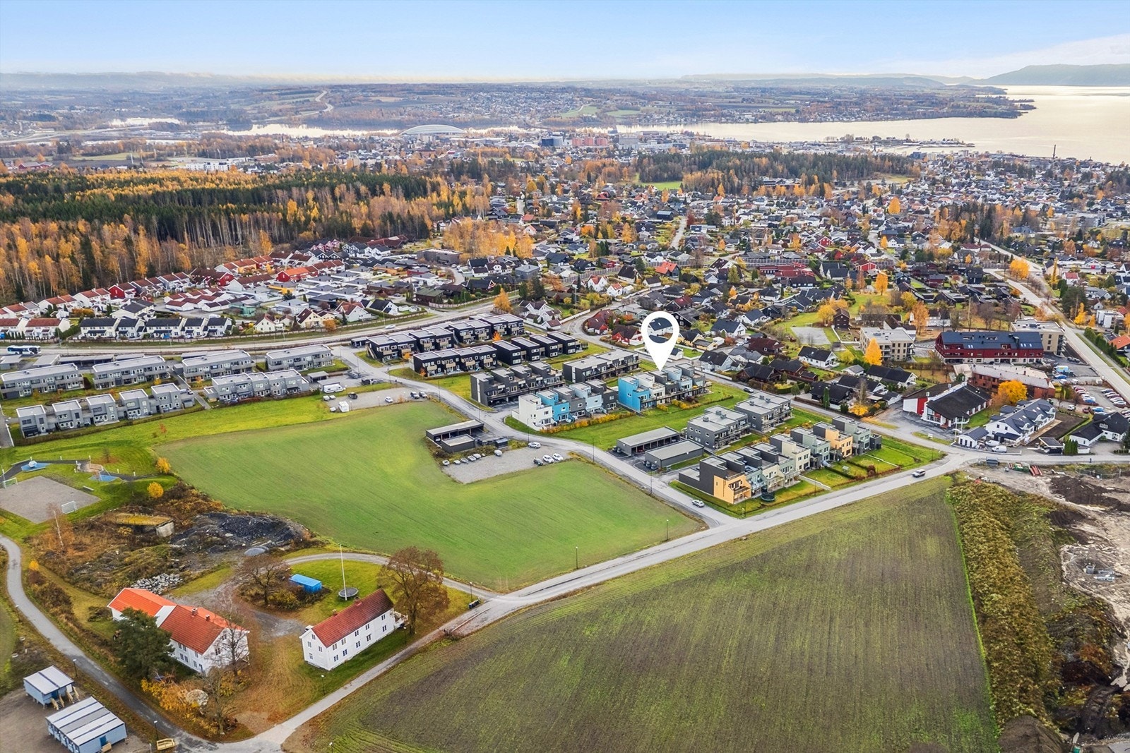 Kort og godt oppsummert, så får du her en praktisk bolig med fire soverom, to bad, to stuer, tre boder, dobbel carport og terrasser på hele 65 kvm! Galleribilde