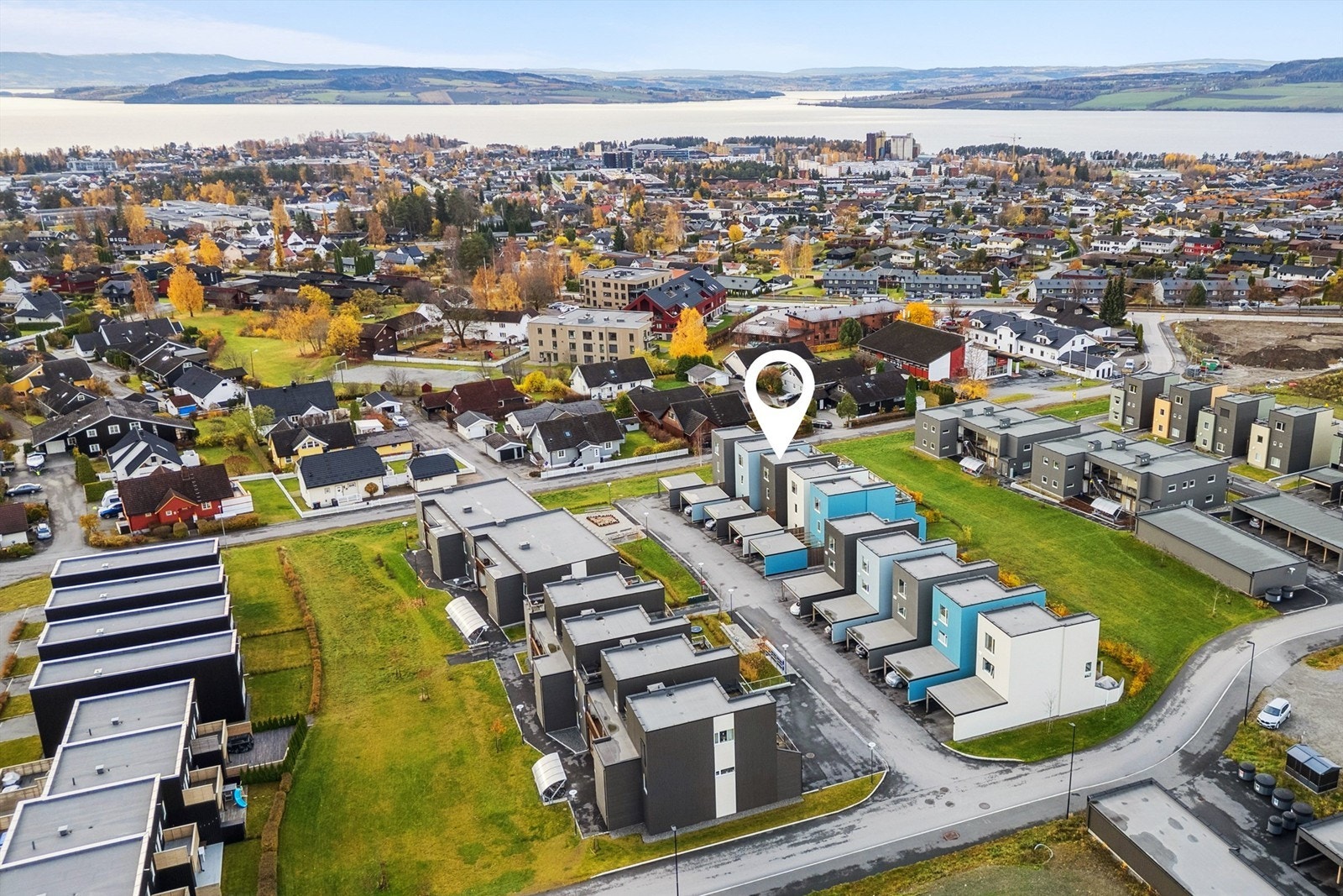 Det er gangavstand til nærmeste matbutikk og kun ca. 2,5 km til Hamar sentrum. Galleribilde