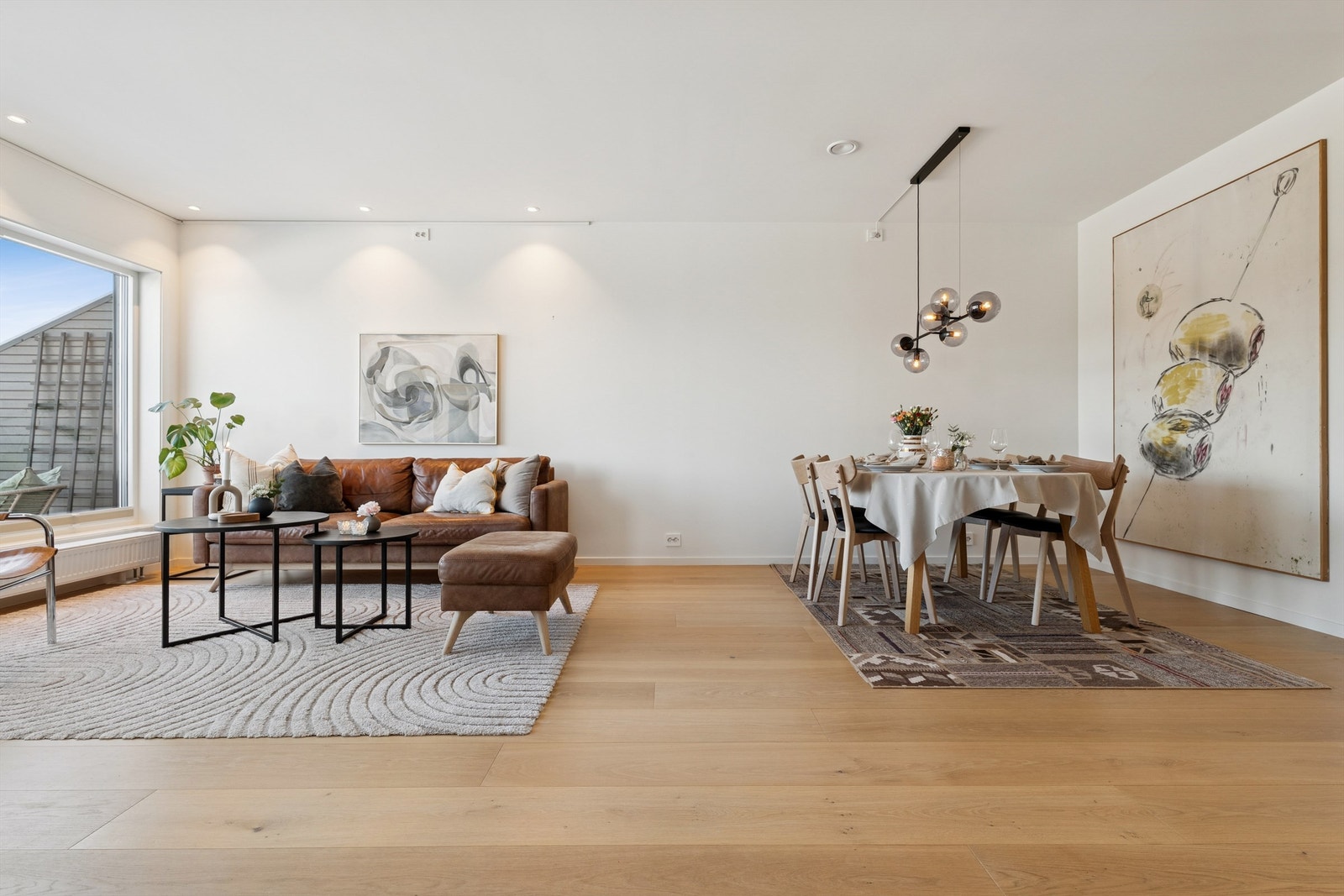 Pent 1-stavs eikeparkett på gulv og store vindusflater som gir behagelige lysforhold. Galleribilde