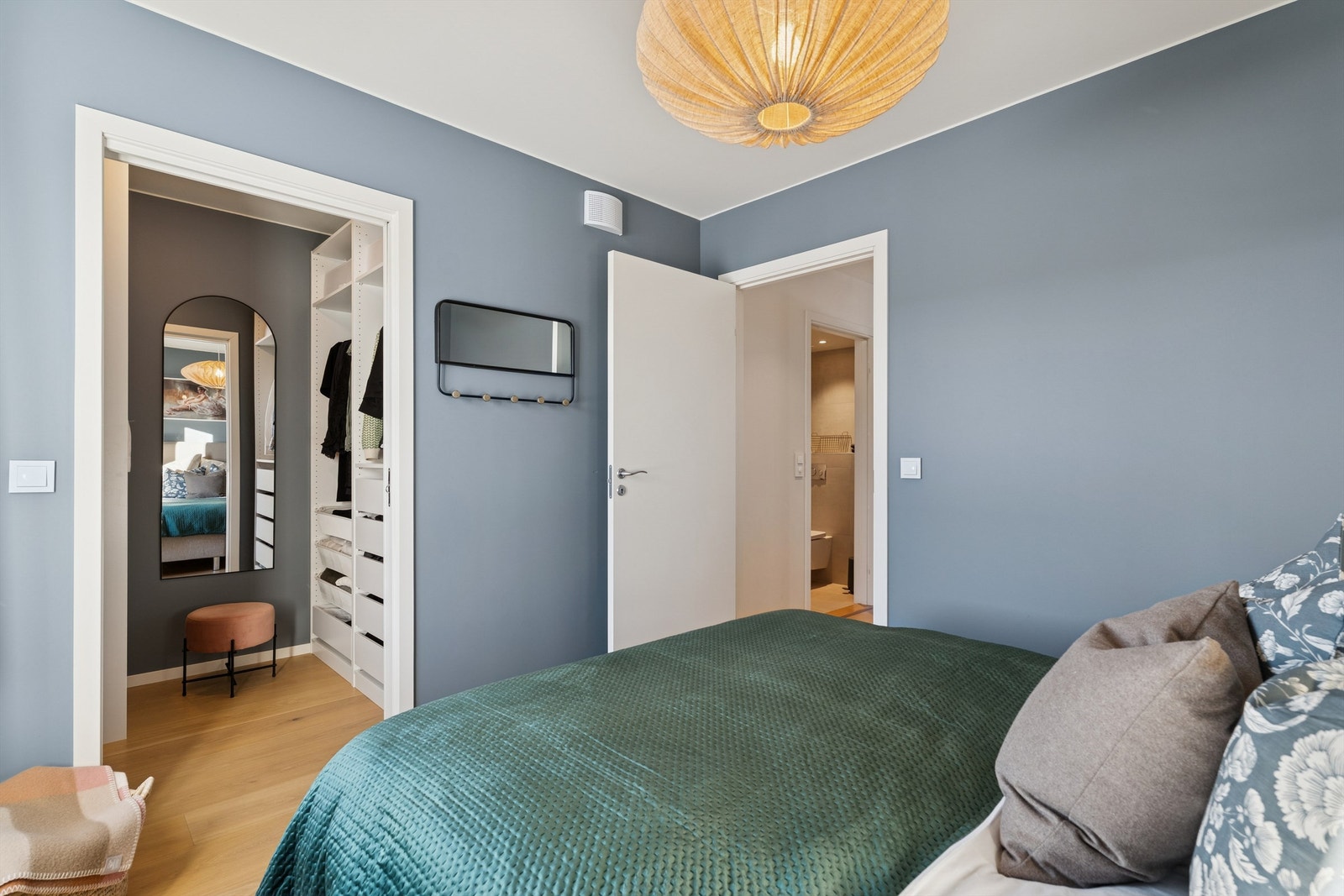 Soverommet har eget walk in closet. Galleribilde